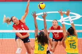 美国女排3-0巴西夺得东京奥运会冠军图片