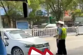 男子违停要求撤销罚单，未果竟驾车撞辅警，已被刑拘图片