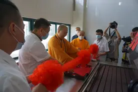 上海玉佛寺中秋月饼开炉，“来自星星的孩子”参与制作图片