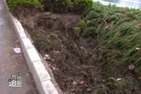路基出现大面积空洞 正在维修中图片
