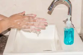 六旬老人每天洗手上百次，皮肤开裂都停不下来！家人：快被逼疯了图片