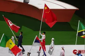 东京奥运会闭幕式举办，苏炳添举中国国旗出场图片