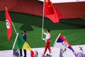 东京奥运会闭幕式 旗手苏炳添身姿挺拔高举国旗入场图片