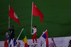 直击东京奥运会闭幕式：苏炳添执中国国旗入场图片