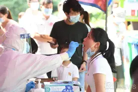 “火炉”城三天完成千万人全员核酸检测，市民点赞“武汉速度”图片