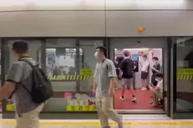 上海11号线上有乘客自带板凳 还有人要带靠背椅……地铁方：不提倡图片