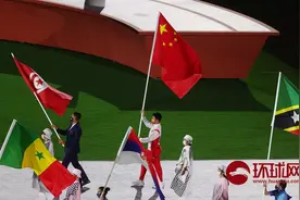 东京奥运会闭幕式上苏炳添高举五星红旗入场，网友瞬间沸腾：“还是中国国旗最好看”图片
