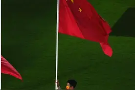 东京奥运会闭幕式 苏炳添身姿挺拔高举五星红旗入场图片