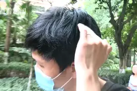 电梯顶棚掉落 业主被20斤铁板砸中头部图片