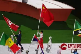 东京奥运会闭幕式上苏炳添高举五星红旗入场，网友瞬间沸腾：“还是中国国旗最好看！”图片