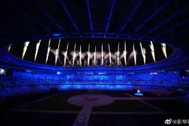 闭幕 | 苏炳添手举五星红旗入场，巴黎八分钟浪漫拉满图片