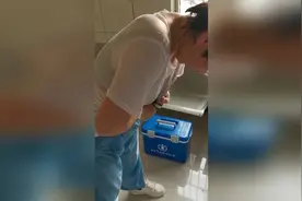 医务人员酷暑中全副武装核酸检测 湿透的衣服拧出了水图片
