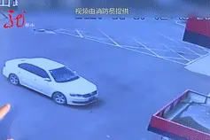 三名陌生人闯入消防队，留下一个箱子后掉头就跑……他们是谁？要干啥？图片
