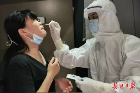 “00后”医学生火线“上岗”，发挥口腔专业特长驰援核酸采样一线图片