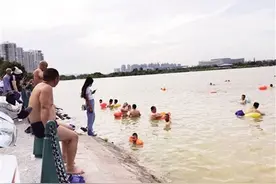 西安灞河成了野泳热门地 河边禁令成摆设图片
