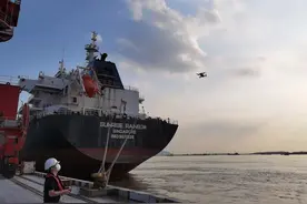 江苏码头登轮检验人员利用无人机进行水尺检测图片