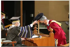 周润发获荣誉博士学位，一头白发亮相，感谢香港人，感谢“香港这个地方”图片