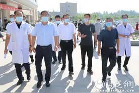 靖边县政府县长孙利斌一行到靖边县人民医院检查疫情防控工作图片