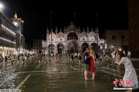 意大利“水城”威尼斯又遭水淹 民众水中淡定拍照打卡图片