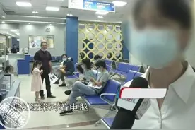 女子眼皮挤出“牙膏”！这习惯很多人有图片