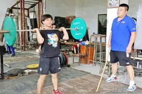 小荷尖尖才露角 天台举重小将陈莹苦练逐梦图片