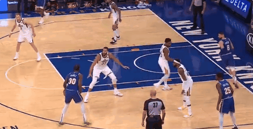 NBA规则变更：进攻球员用非篮球动作制造接触可导致进攻犯规图片