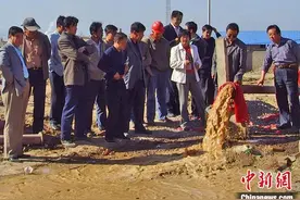 甘肃丝路小城供水女管家：33年柔情似水谋水事图片