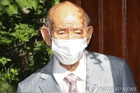 现场激烈！90岁韩国前总统全斗焕出庭前遭抗议：“下跪谢罪”图片