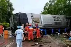 沪蓉高速四川华蓥段发生大客车侧翻事故，5人死亡18人受伤视频封面