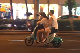 合肥情侣违规骑车被交警拦停，女生语出惊人：我着急吃饭，把男朋友押你这图片