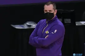 夏季联赛湖人今日险胜太阳 沃格尔携两名助教到场观战图片