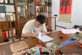 孙铭徽晒签约照宣布和广厦续约：Let's go lions图片