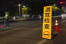 现场直击｜聊城一男子二次酒驾被吊销驾证，得知两年内不能重考情绪崩溃图片