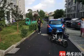 司机未观察盲目倒车，撞倒后方电动车负全责图片