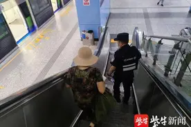 外省老大妈滞留高铁站，南京民警助她踏上回家路图片