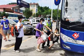 暴雨阻断回家路 240余名火车乘客换乘汽车 在四川达州全员接受核酸检测图片
