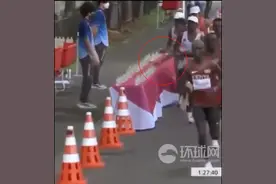 法国马拉松选手奥运会比赛现场接连打翻补给水，自己取走最后一瓶图片