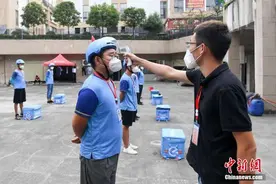 疫情下的张家界外卖小哥图片