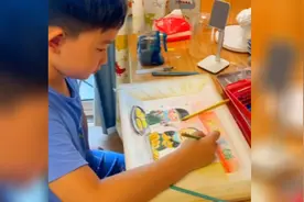 青岛8岁男孩为早餐摊阿姨手绘画像 送给对方后阿姨感动得直抹眼泪图片