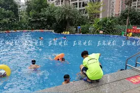 小区游泳池对外开放，人满为患……玉林这些业主很忧心图片