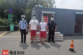 东海爱心父子为一线执勤交警捐赠40箱酸奶图片
