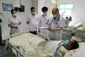 惊险！天降撬棍刺进六旬男子左胸，和心脏“擦身而过”，三名医生合力拔出撬棍图片