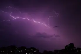 宛如特效！镜头抓拍到闪电划过北京夜空瞬间图片