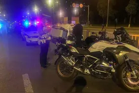 深夜摩托车“炸街”噪音扰民
成都交警加强整治图片