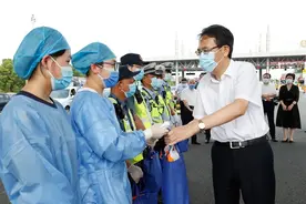 王晖等市四套班子领导率队检查安全生产、开展高温慰问图片