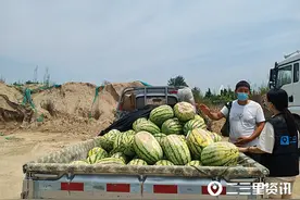 渭南一男子占道经营被城管扣车 取车时一车西瓜少一半图片