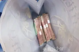 柳州一保洁阿姨打扫楼道捡到6沓百元钞票，拾金不昧获奖励图片