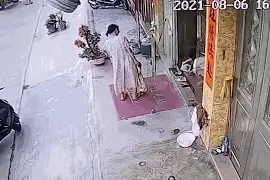 店员烤鱿鱼添加酒精引爆燃，围观女子和孩子被烧伤图片