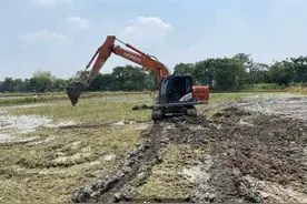 开挖机20年，如今月入两万起，他是杭州闻名十里八乡的挖掘机能手图片