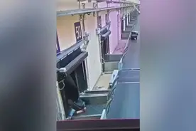 荒唐！俄罗斯醉酒男子进入机场行李传送带被拘留图片